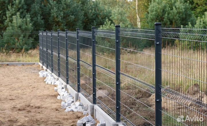 Забор из 3D сетки с металлическими столбами качест