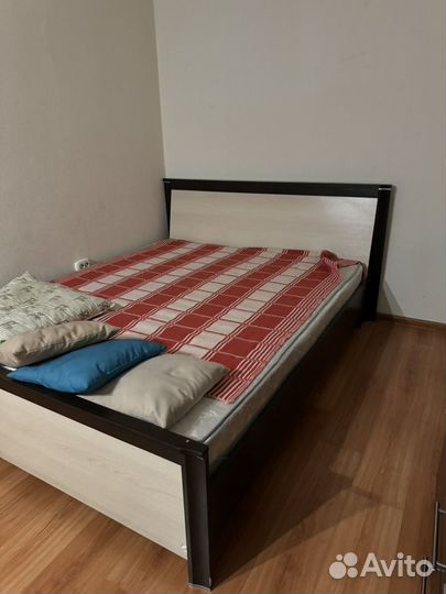 Кровать двухспальная с матрасом