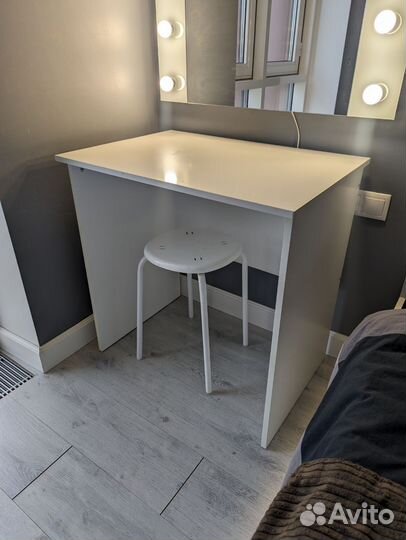 Гримерное зеркало с лампочками и столом