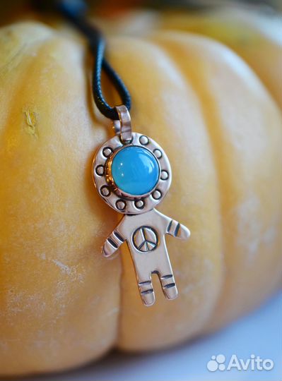 Медный кулон космонавт с голубым халцедоном