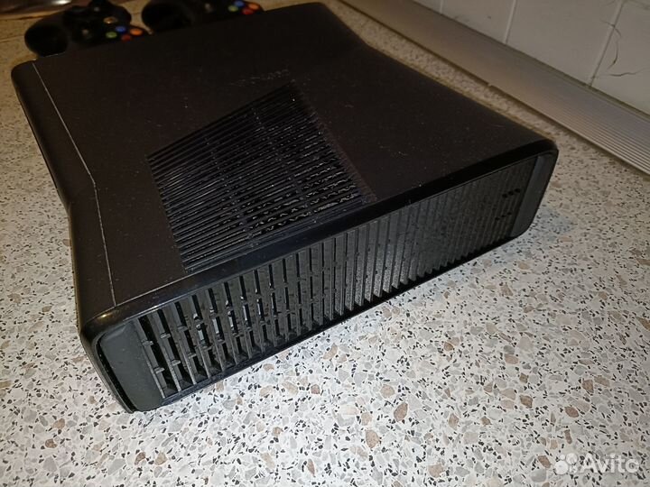 Xbox 360 прошитый (2 джойстика, игры)