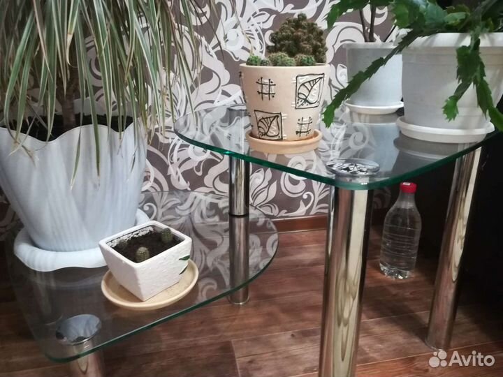 Подставка для цветов из стекла