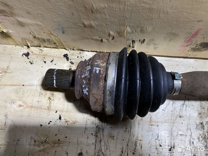 Приводной вал правый Focus 2 1,6 бензин МКПП P75