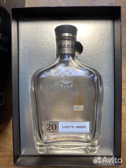 Пустая коньячная бутылка в коробке