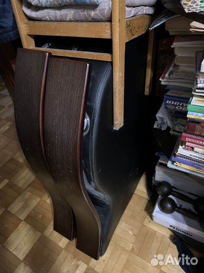 Кровать, компьютерный блок, монитор