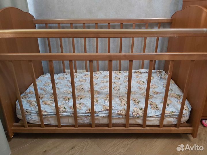 Детская кроватка с матрасом и бортиками