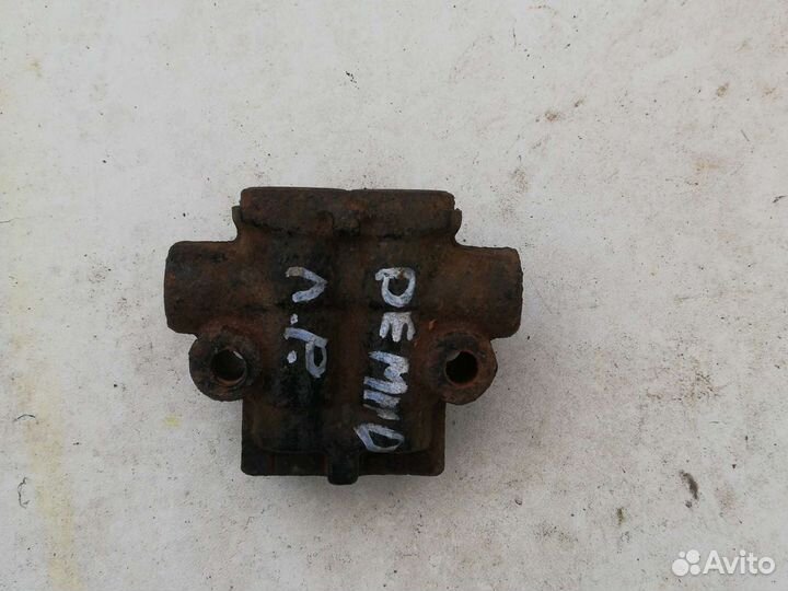 Распределитель тормозной системы Мазда Демио 1