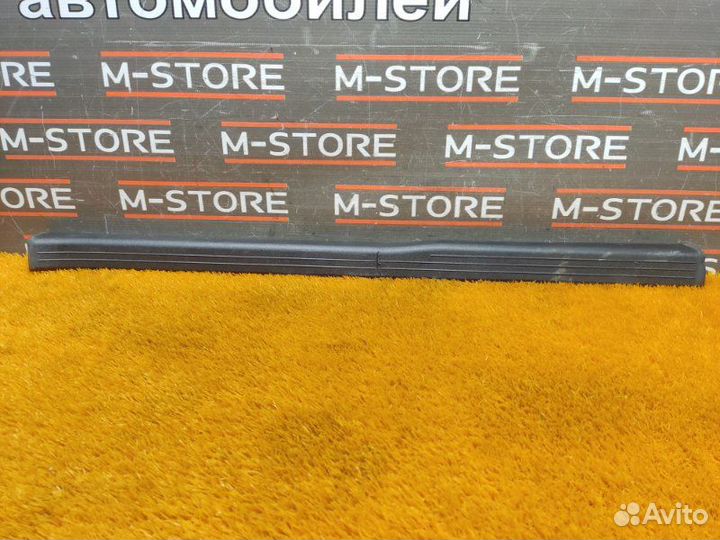 Накладка на порог салона правая Mercedes-Benz