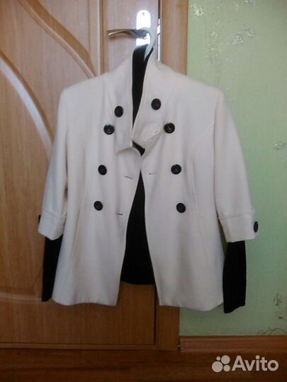 Полупальто-пиджак и чёрный свитер