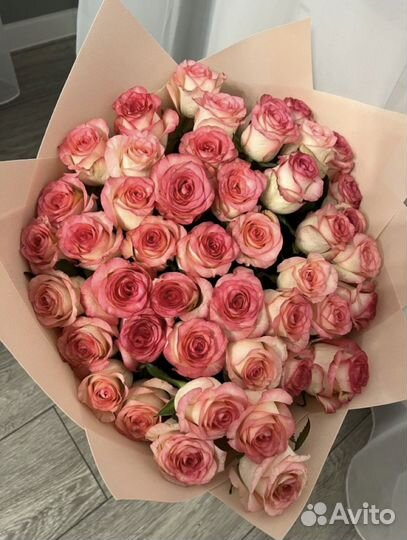 Джмелия букет. Розы с беспланой доставкой