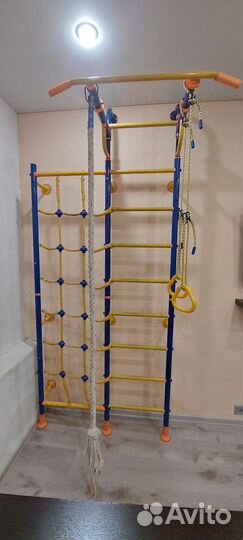 Шведская стенка с турником пристенная