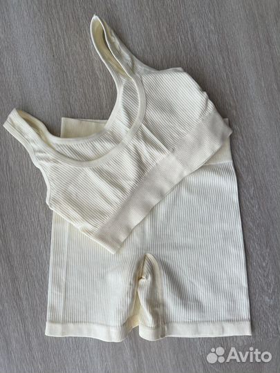 Спортивный бесшовный костюм