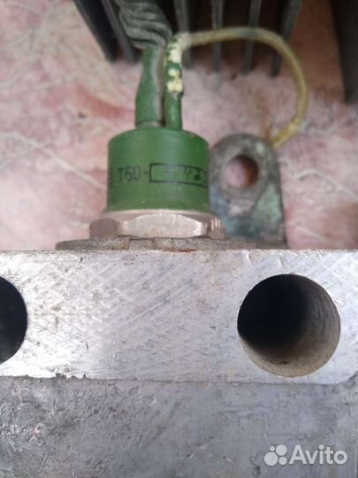 Тиристоры Т50 на радиаторах. Радиодетали