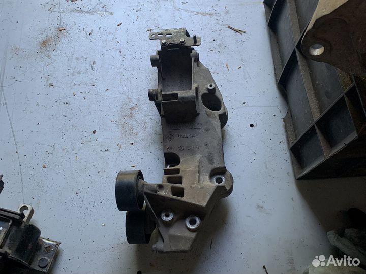 Кронштейн генератора renault 2,0 dci