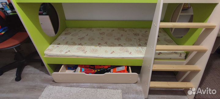 Двухъярусная кровать 
