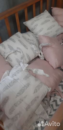 Детская кроватка с маятником и ящиком