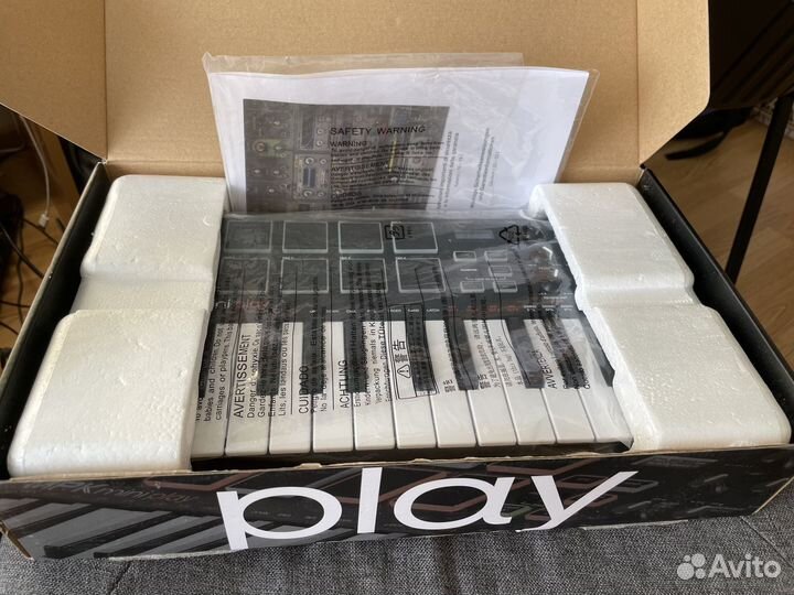 Akai PRO MPK Mini Play миди клавиатура синтезатор