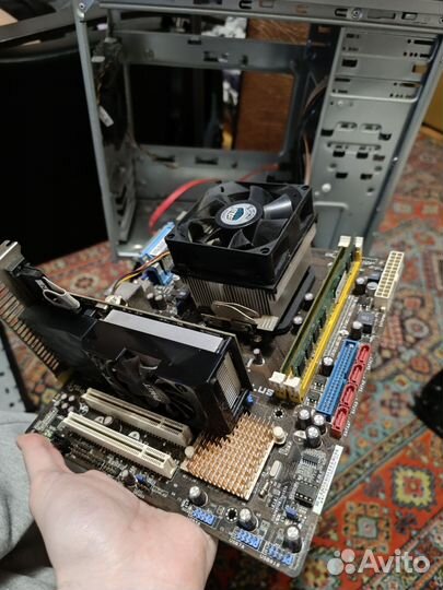 Материнская плата с комплектующими на ней