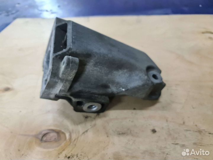 Лапка двигателя правая Mercedes CLS218 OM642