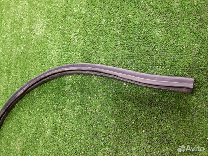 Уплотнитель капота шкода рапид 2