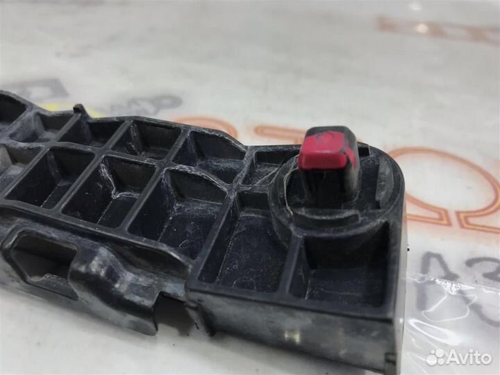 Крепление переднего бампера левое Toyota Camry (A