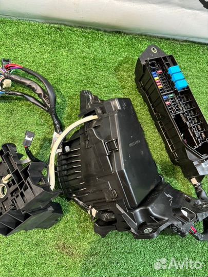 Блок предохранителей Toyota Crown Hybrid azsh20