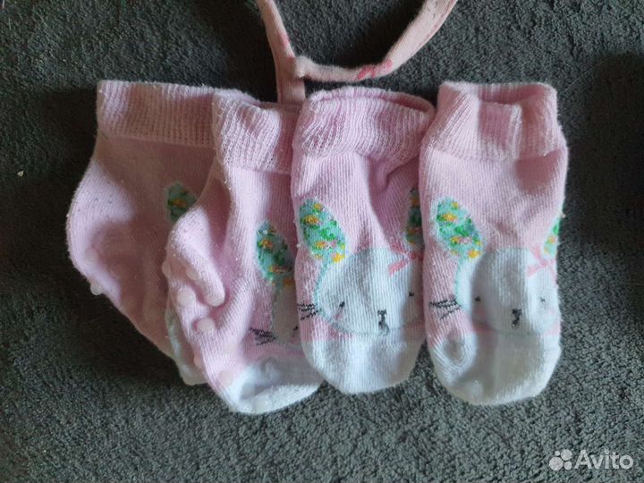 Чепчики, антицарапки и носки Mothercare