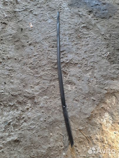 Уплотнитель стекла правый Mitsubishi Mirage