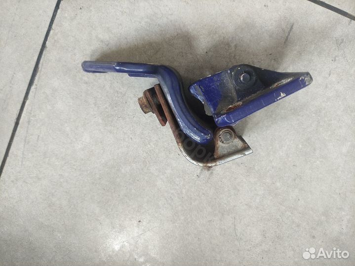 Петля двери правой нижняя Iveco Stralis стралис