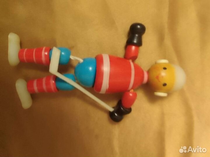 Сувениры игрушки из дерева и пластика