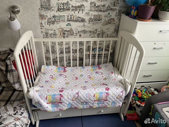Детская кроватка с маятником и ящиком