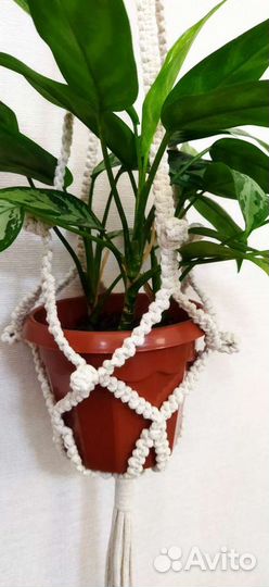 Кашпо для цветов подвесное в технике макраме