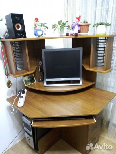 Компьютерный стол