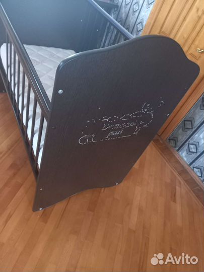 Детская кроватка с маятником