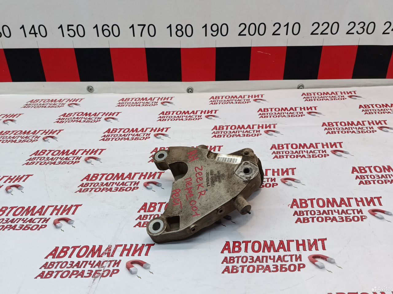 Кронштейн переднего электромотора правый Zeekr 001