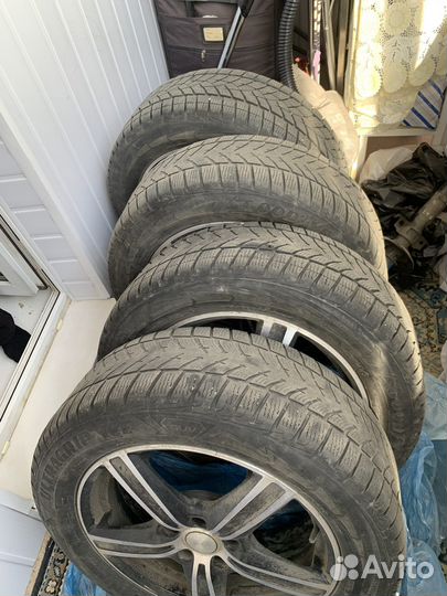 Goodyear UltraGrip Ice 215/60 R17 96T