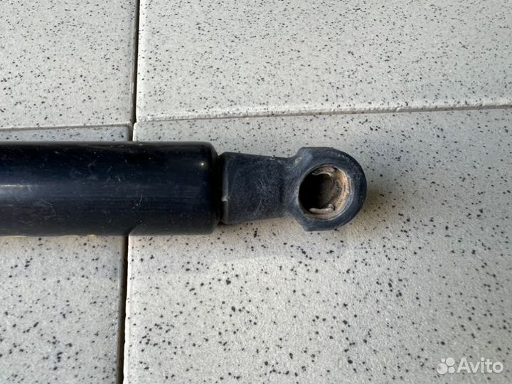 Амортизатор двери багажника Renault Duster пробег