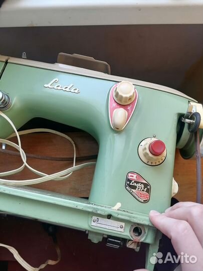 Швейная машина LADA