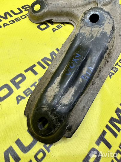 Кронштейн балки двс левый Toyota Voxy