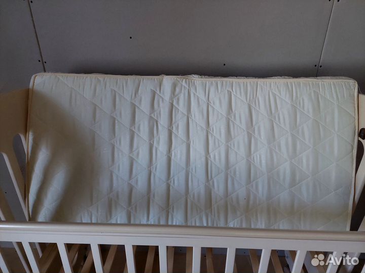 Детская кроватка с маятником