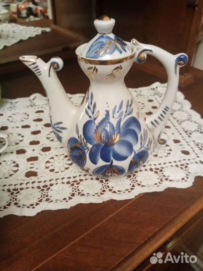 Чайник,молочник,чашки в добор