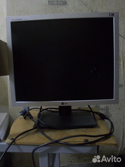 Монитор для компьютера и стримов (чат) / LG L1919S