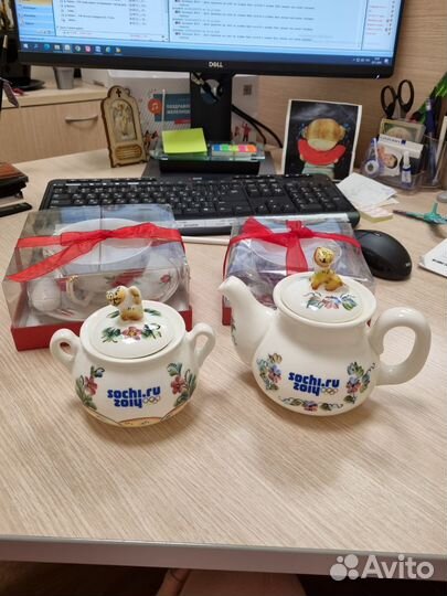 Чашки, чайник, сахарница