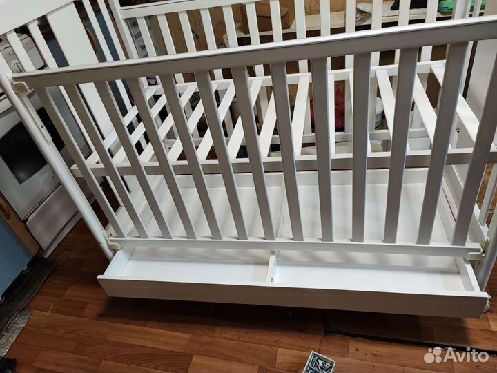 Кроватка с ящиком на колёсиках