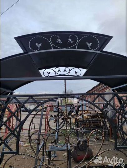 Кованный мангал с крышей