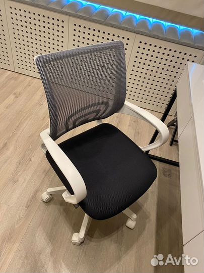 Стул кресло офисный на колесах