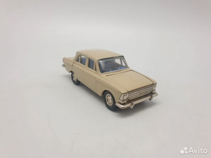 Москвич-408, пломбирный цвет,синий салон