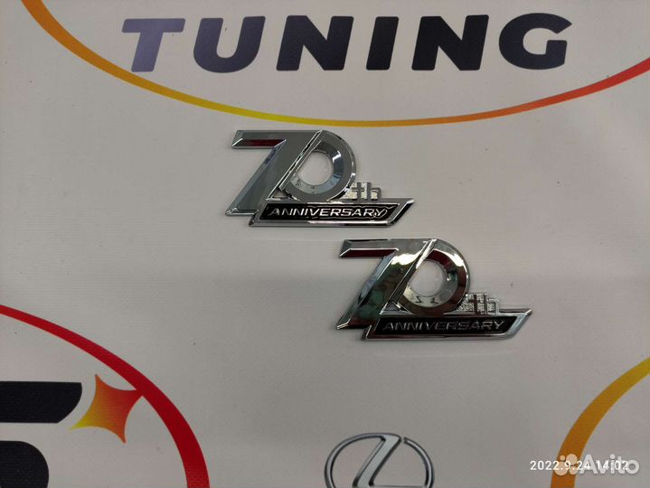 Шильдик 70TH anniversary Toyota хром