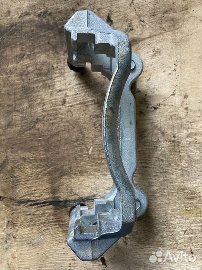 Скоба суппорта переднего левого Skoda Octavia A7