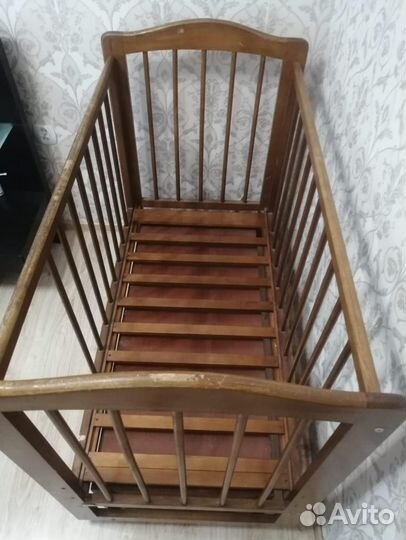 Детская кроватка с маятником и ящиком